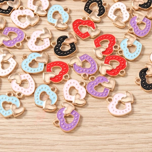 Détail de breloques en forme de cœur évidé multicolores avec petits cœurs dorés