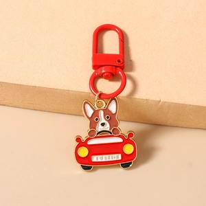 Dettaglio del portachiavi Corgi su auto rossa con 'I ♡ DRIVE' e chiusura in metallo rosso