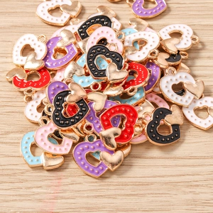 Gros plan de breloques en forme de cœur coloré pour la création de bijoux