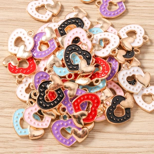 Gros plan de breloques en forme de cœur en émail coloré avec bordure dorée pour bijoux