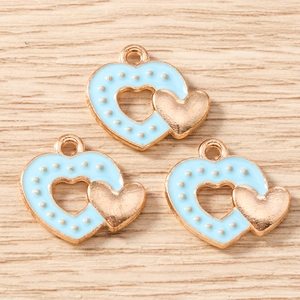 Détail de pendentifs double cœur en émail bleu clair avec finitions en or rose