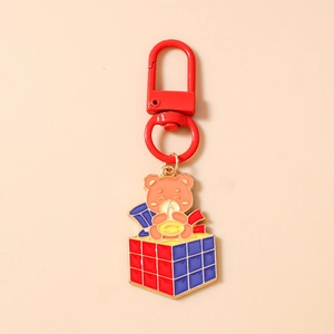 Dettaglio portachiavi orsetto in cubo di Rubik con smalto rosso e chiusura a moschettone