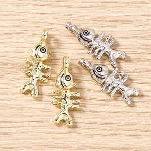 Detailopname van goud- en zilverkleurige visgraatbedels voor DIY-sieradenaccessoires
