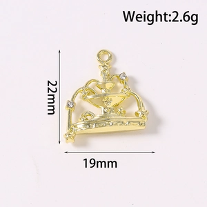 Detailed close-up of golden crown pendant with dimensions 22mm by 19mm and weight 2.6g