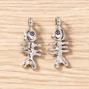Macro-opname van gepolijste visgraat hangers voor doe-het-zelf sieraden op houten achtergrond