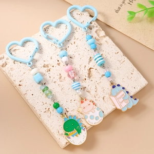 Trois porte-clés dinosaures avec perles colorées et crochets en forme de coeur