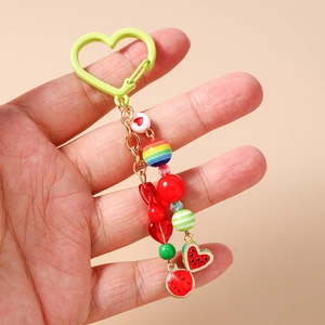 Portachiavi a cuore anguria con perline colorate e chiusura verde tenuto in mano
