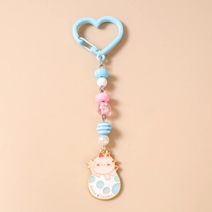 Détail d'un porte-clés en perles macaron avec charm dinosaure et fermoir en cœur
