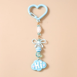 Vue détaillée d'un porte-clés nœud bleu clair avec perles et pendentif nuage HI mignon