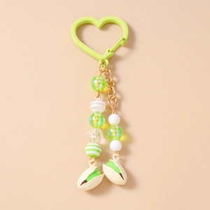 Portachiavi creativo al pistacchio con moschettone a cuore verde e ciondoli con perline