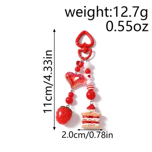 Detail of strawberry cake keychain with red heart clasp and 11cm length dimensions
