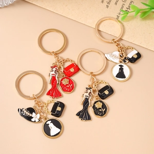 Porte-clés femme chic avec pendentif rose, figurine de mode et anneau en métal doré