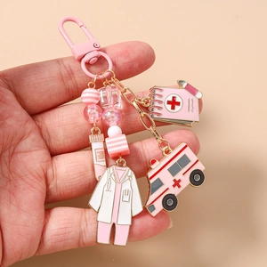 Portachiavi da infermiera con ambulanza rosa e ciondoli a forma di divisa e perline