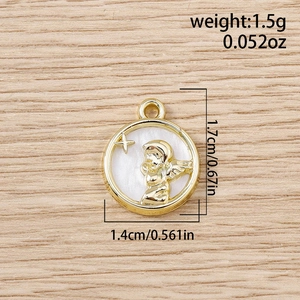 Vue détaillée d'un pendentif ange en or avec incrustation de nacre et dimensions
