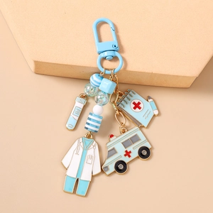 Dettaglio portachiavi a tema medico con divisa da infermiera, ambulanza e provetta