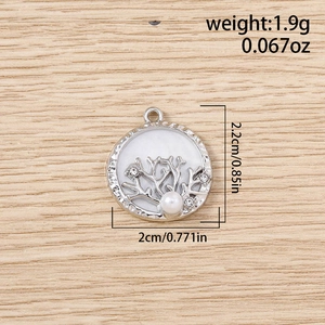 Détail d'un pendentif arbre de vie argenté avec perle et cristaux sur fond de bois clair