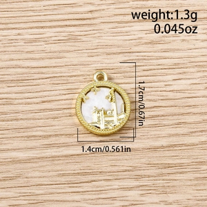 Détail d'un pendentif château doré avec incrustation en nacre blanche pour bijoux