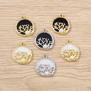 Détail de pendentifs Arbre de Vie avec branches de corail, perles et strass