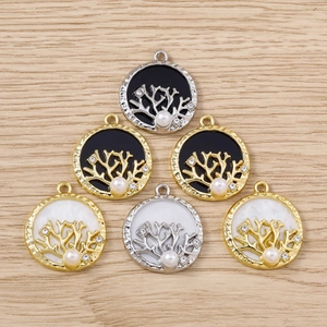 Vue détaillée des pendentifs branche de corail avec perles et strass sur bois