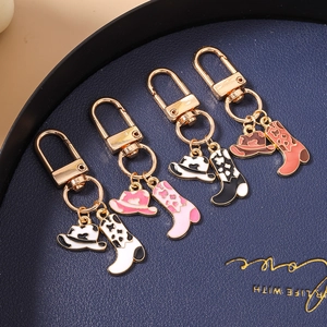 Lot de porte-clés style cow-boy avec breloques chapeau et botte émaillées en quatre couleurs