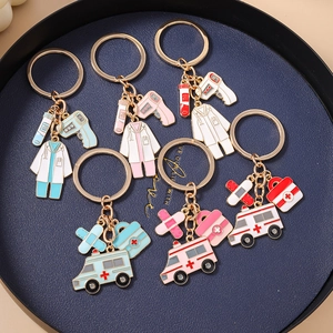 Lot de porte-clés médicaux en émail avec uniforme d'infirmière ambulance et trousse de soins