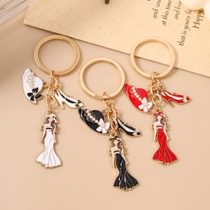 Lot de porte-clés élégants en émail avec talons hauts et chapeau de soleil dorés