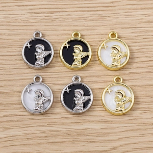 Détail macro de six pendentifs anges ronds en alliage avec finitions or et argent