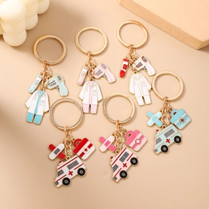 Lot de porte-clés médicaux en émail avec breloques ambulance et blouse de médecin en or