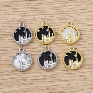 Détail macro de pendentifs château céleste ronds avec émail pour bijoux DIY