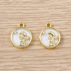 Détail de breloques ange en or avec incrustation nacrée pour la création de bijoux DIY