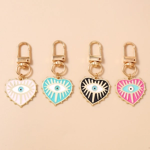 Set di portachiavi a cuore malocchio colorati con moschettoni dorati e ciondoli in smalto