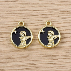 Détail de breloques ange dorées avec émail noir pour la création de bijoux DIY
