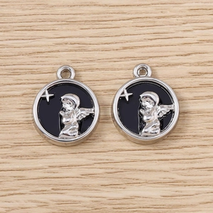 Détail de breloques ange et étoile en argent avec émail noir pour bijoux artisanaux