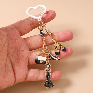 Détail d'un porte-clés avec charms de mode tels qu'un sac à main et un escarpin
