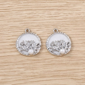 Vue détaillée des pendentifs arbre en argent avec résine blanche, perles et cristaux
