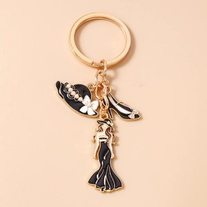 Vue détaillée du porte-clés de mode avec chapeau noir, escarpin et breloques de femme