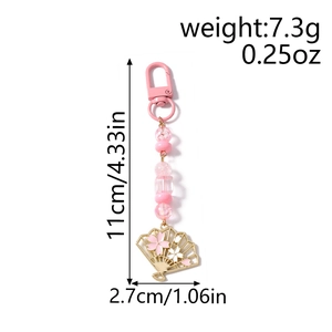 Porte-clés éventail sakura rose avec perles, dimensions 11 cm par 2,7 cm