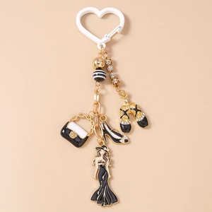 Détail d'un porte-clés avec sac à main miniature, talons hauts et pendentif de mode chic