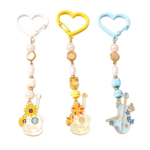 Porte-clés perlés en forme de cœur avec pendentifs violon et guitare blancs et bleus