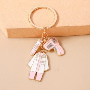 Détail du porte-clés médical avec thermomètre rose, tube à essai et uniforme d'infirmière