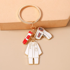Détail d'un porte-clés médical avec blouse blanche, thermomètre et breloque tube à essai