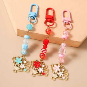 Porte-clés en perles avec perles carrées et breloque éventail en bleu, rouge et rose