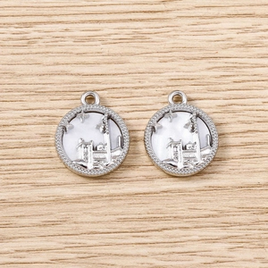 Détail de breloques château rondes en argent avec étoiles et bordure perlée pour bijoux DIY