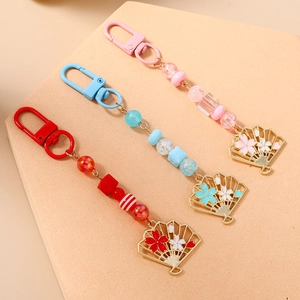Lot de porte-clés éventails fleurs de cerisier perlés en rose, bleu et rouge avec doré