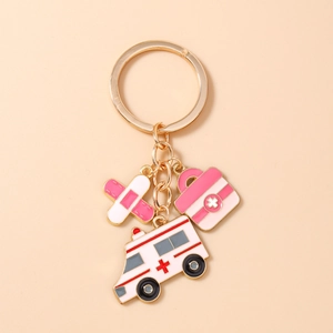 Porte-clés médical rose avec ambulance et trousse de secours en émail doré