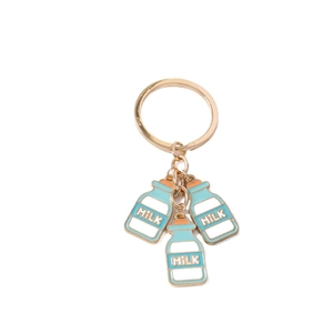Cartoon melkfles sleutelhanger met drie blauw-witte emaille hangers en gouden ring