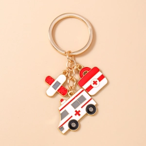Détail d'un porte-clés médical avec ambulance, trousse de secours et breloques de soins