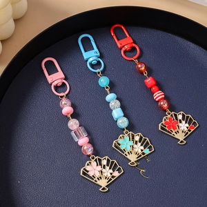 Trois porte-clés perlés avec breloques d'éventail colorées et perles décoratives