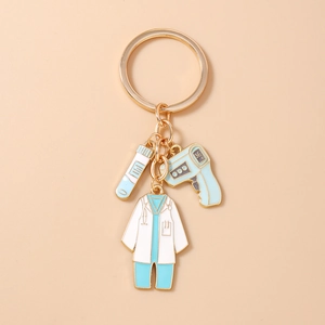 Détail d'un porte-clés médical avec des pendentifs thermomètre et blouse d'infirmière