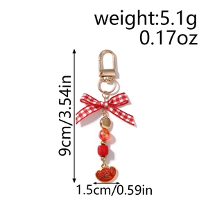 Detailed size chart showing dimensions of beaded keychain with bow and heart charm